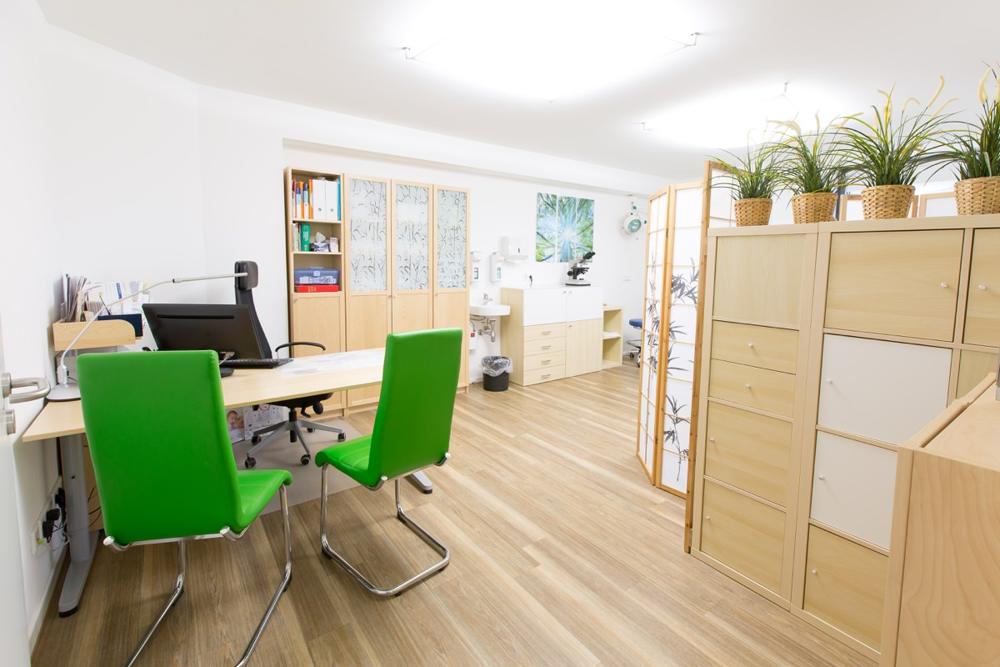 Sprechzimmer mit Schreibtisch